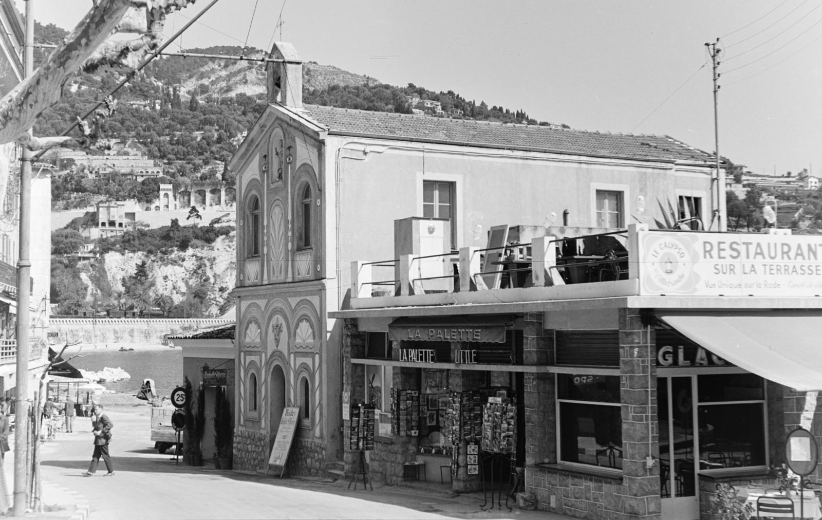 France, Villefranche-sur-Mer, Quai de l'Amiral Courbet, szemben a La Chapelle Saint-Pierre "Cocteau"., 1961, Szalay János, Fortepan #300871