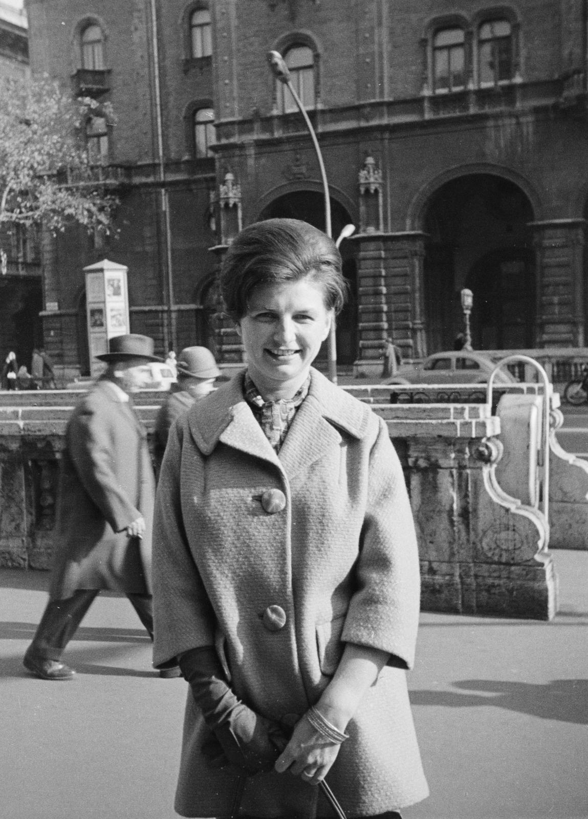 Hungary, Budapest VI., Andrássy út (Népköztársaság útja), a felvétel a Magyar Állami Operaház előtt készült, háttérben az Állami Balett Intézet (Drechsler-palota) épülete., 1961, Szalay János, Budapest, Fortepan #300877