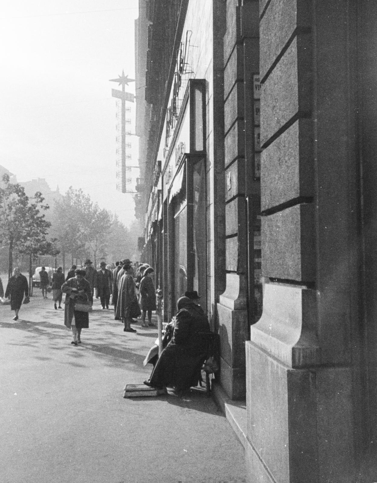 Hungary, Budapest VII., Rákóczi út, Nagy Diófa utca - Kazinczy utca lözötti szakaszon. A felvétel a 28-as számú ház előtt készült, fenn a Csillag Áruház neonreklámja látható., 1961, Szalay János, Budapest, Fortepan #300880
