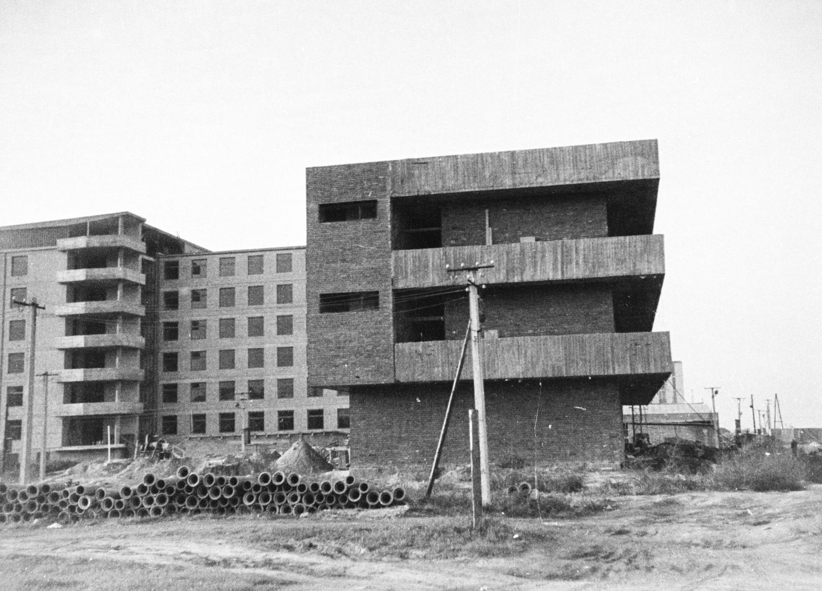 Hungary, Dunaújváros, Kossuth Lajos utca, szemben a Városi (Szent Pantaleon) kórház építkezése., 1961, Szalay János, Fortepan #300881