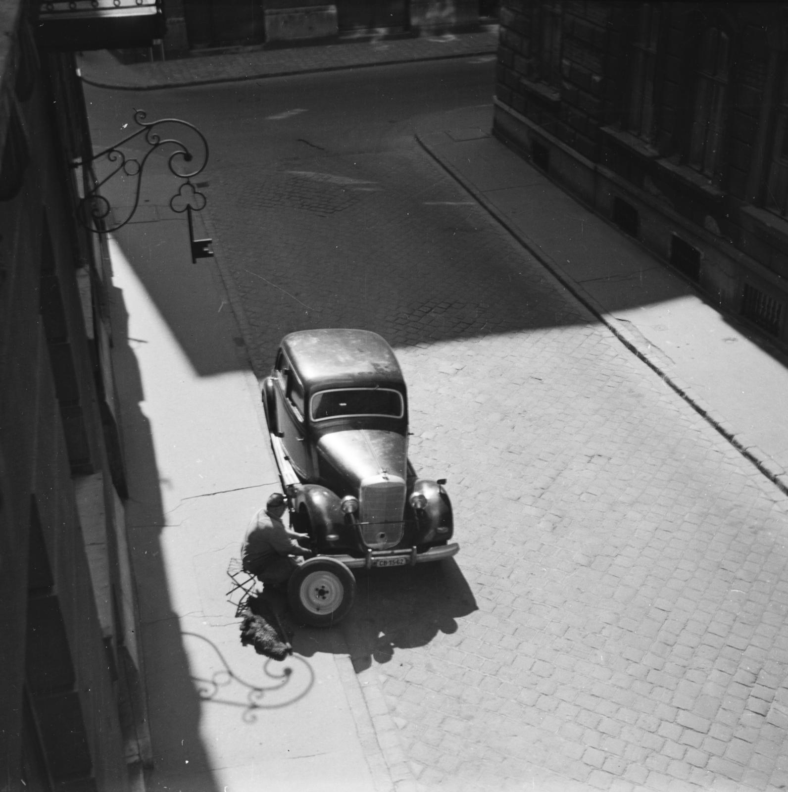 1961, Szalay János, Best of, pótkerék, kisiparos, kerékcsere, felülnézet, cégér, Mercedes W136, Mercedes-márka, rendszám, automobil, Fortepan #300882