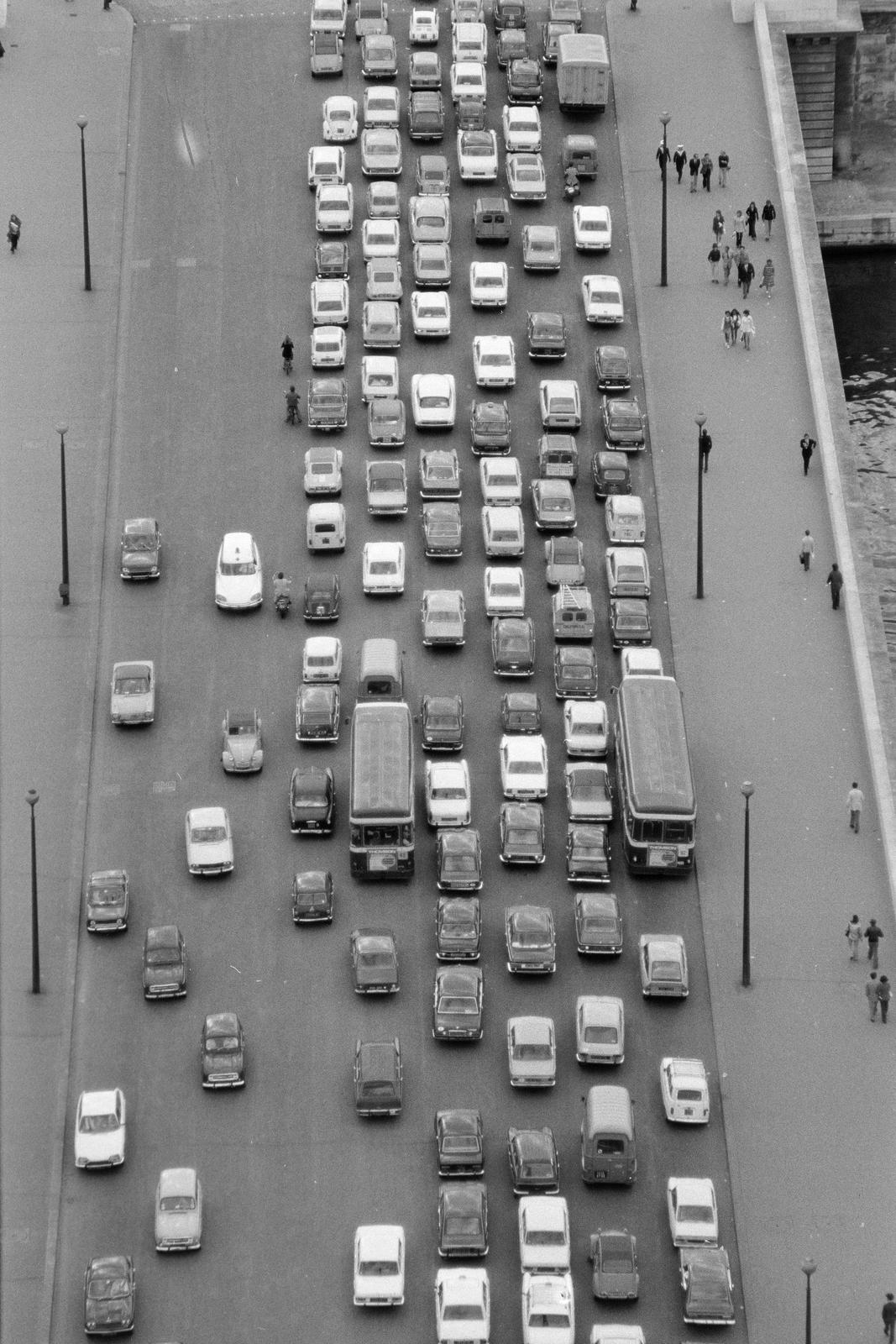 Franciaország, Párizs, rálátás a Szajna folyó feletti Jéna hídra az Eiffel-toronyból., 1973, Sólyom Balázs, forgalom, híd, út, Fortepan #300938