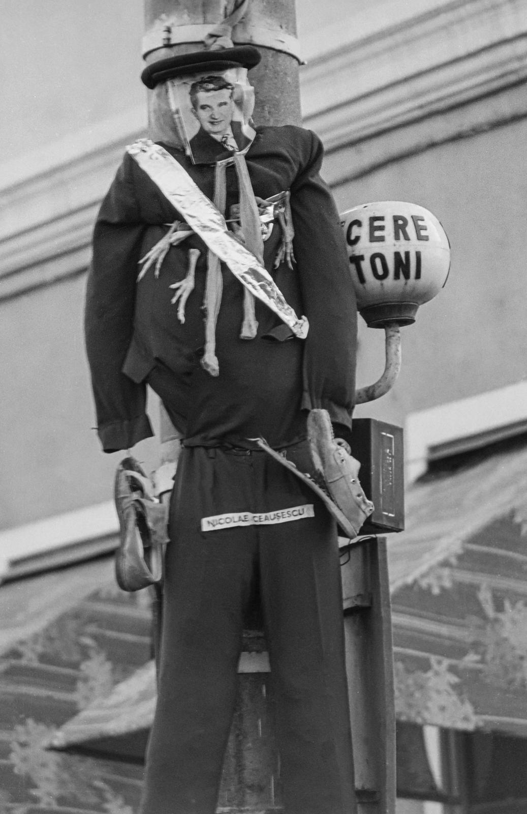 Románia,Erdély, Székelyudvarhely, Városháza (eredetileg Batthyány, ekkor Augusztus 23) tér. A felvétel a romániai forradalom idején a Kossuth Lajos (ekkor Május 1) utca sarkánál készült., 1989, Zenglitzky Zoltán, Best of, politikus, híres ember, akasztás, bábu, Fortepan #300958