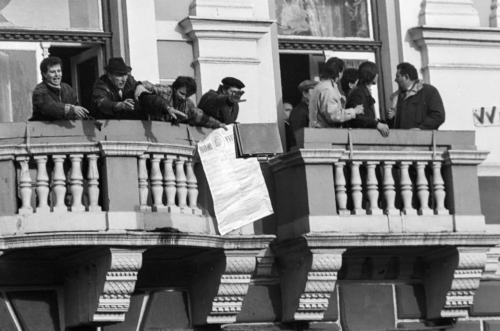 Romania,Transylvania, Ordorheiu Secuiesc, Városháza (eredetileg Batthyány, ekkor Augusztus 23) tér, a Városháza erkélye. A felvétel a romániai forradalom idején készült., 1989, Zenglitzky Zoltán, Fortepan #300965