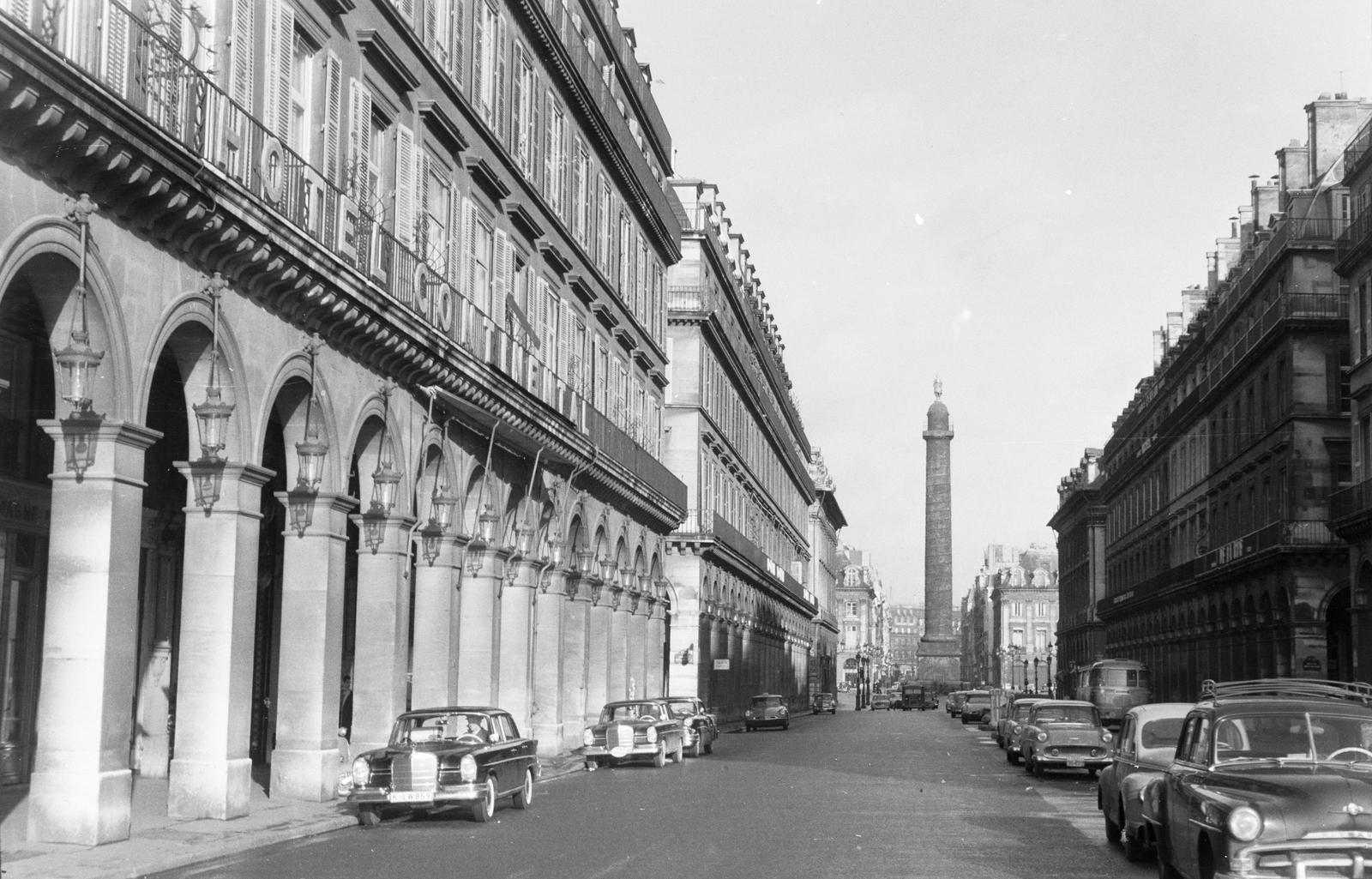France, Paris, Rue de Castiglione, balra a Hotel Continental. A távolban a Place Vendôme és ott a Colonne Vendôme., 1960, Szalay János, Fortepan #300976