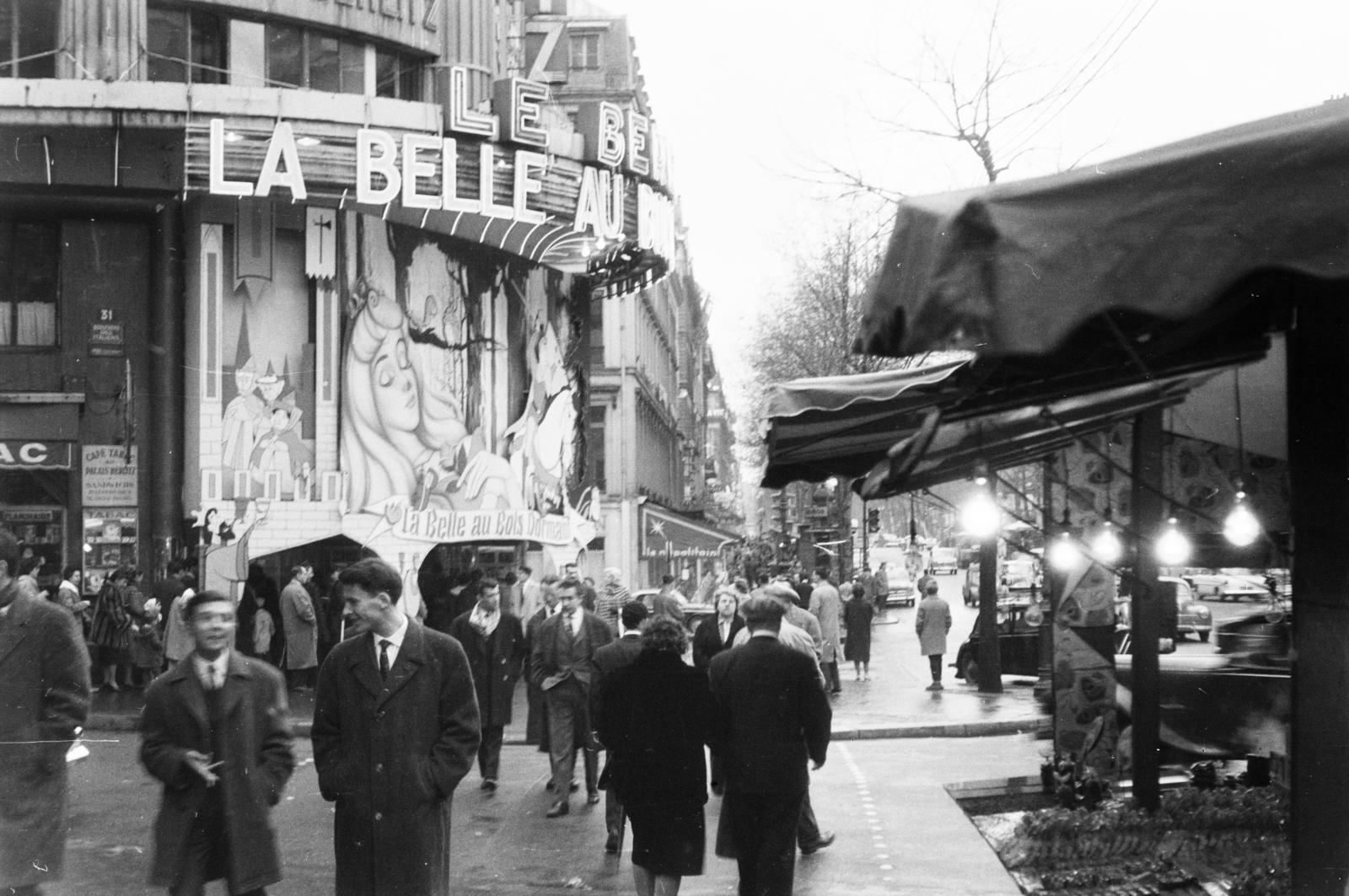 France, Paris, balra a Rue de la Michodière, jobbra a Boulevard des Italiens. A sarkon a Palais Berlitz, melyben a "Le Berlitz" mozi található., 1960, Szalay János, Fortepan #300979