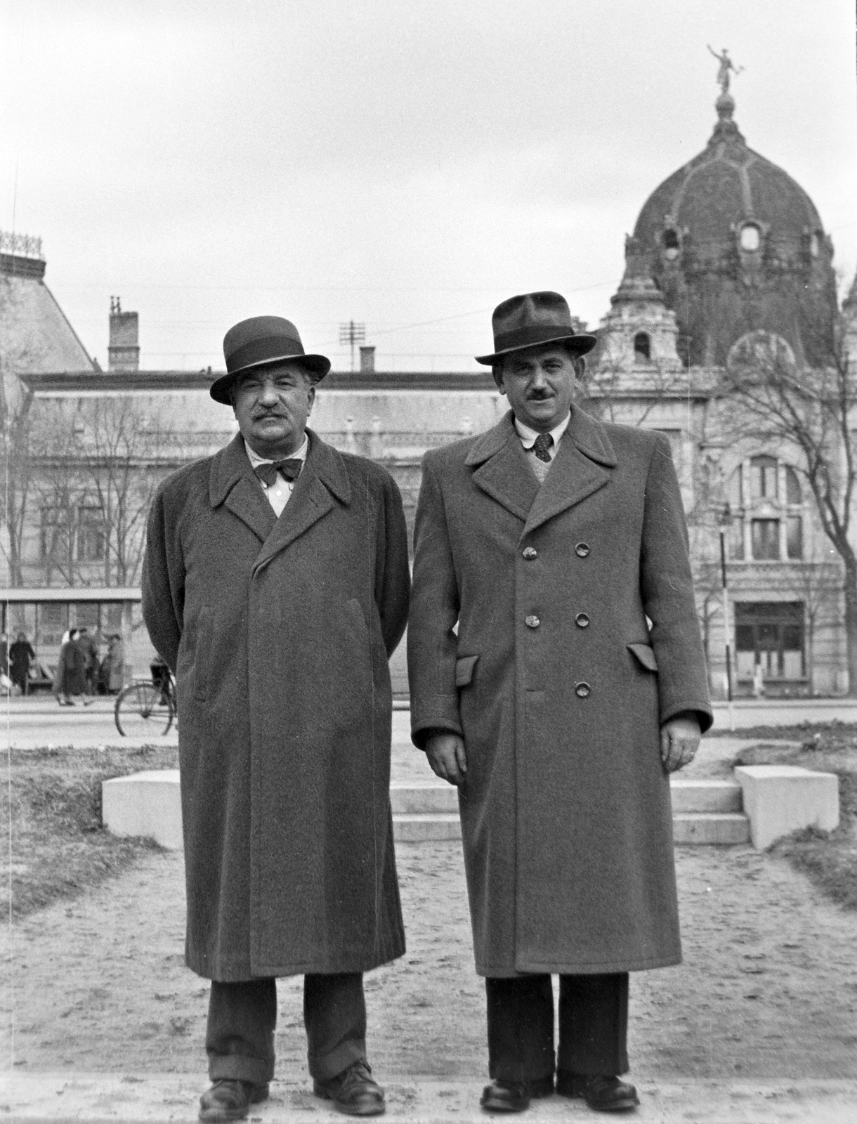 Magyarország, Hódmezővásárhely, Kossuth tér, háttérben a Nagytakarék épülete., 1954, Németh Tamás, kalap, nyakkendő, férfiak, kettős portré, csokornyakkendő, kupola, hátratett kéz, dupla soros kabát, kabát, Fortepan #30099
