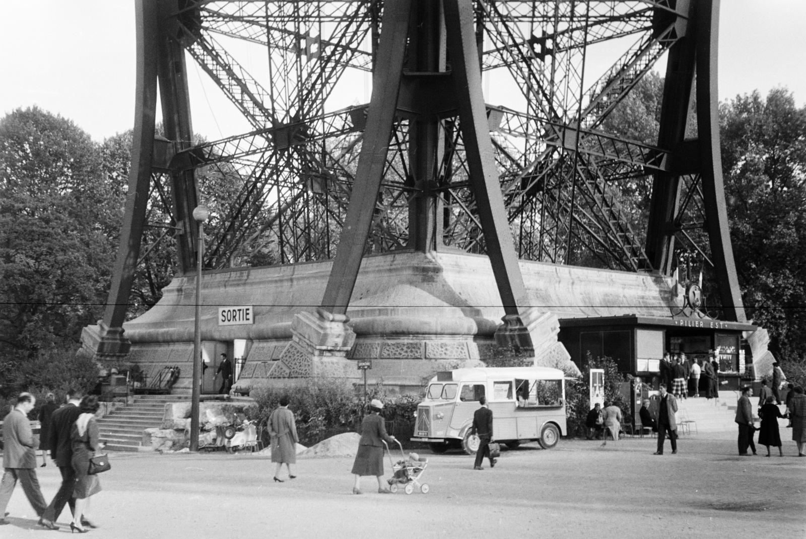 France, Paris, Eiffel-torony., 1960, Szalay János, Fortepan #300990