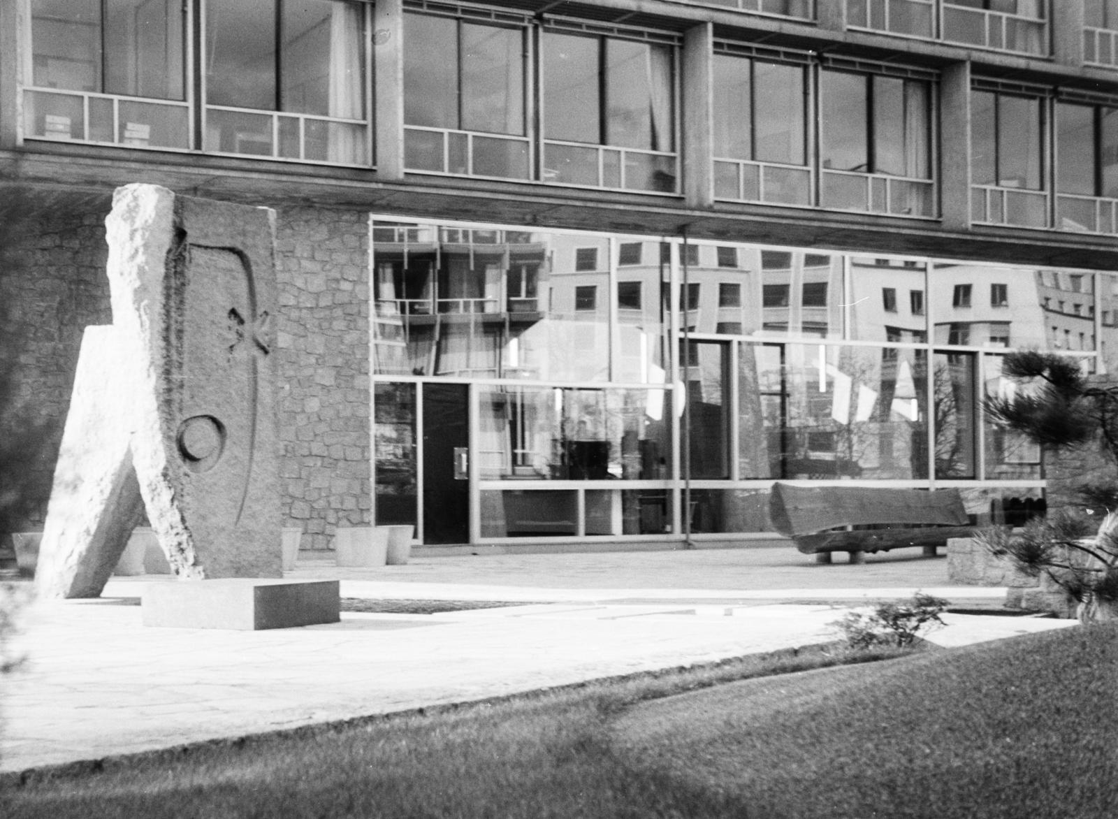 France, Paris, Place de Fontenoy, az UNESCO székház előtti Japán kert. Jobbra a Béke kutja (Fountain of peace) a japán Isamu Noguchi (1957) műve., 1960, Szalay János, Fortepan #301002