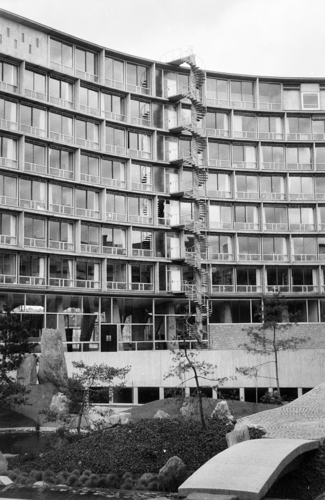 France, Paris, Place de Fontenoy, az UNESCO székház előtti Japán kert., 1960, Szalay János, Fortepan #301003