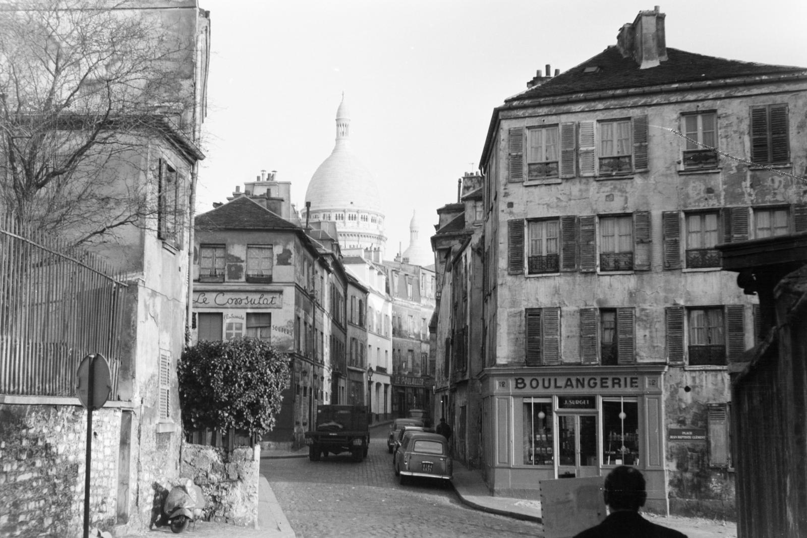 France, Paris, Montmartre, Place Jean-Baptiste Clément, szemben a Rue Norvins, háttérben a Sacré Coeur-bazilika kupolája., 1960, Szalay János, Fortepan #301006