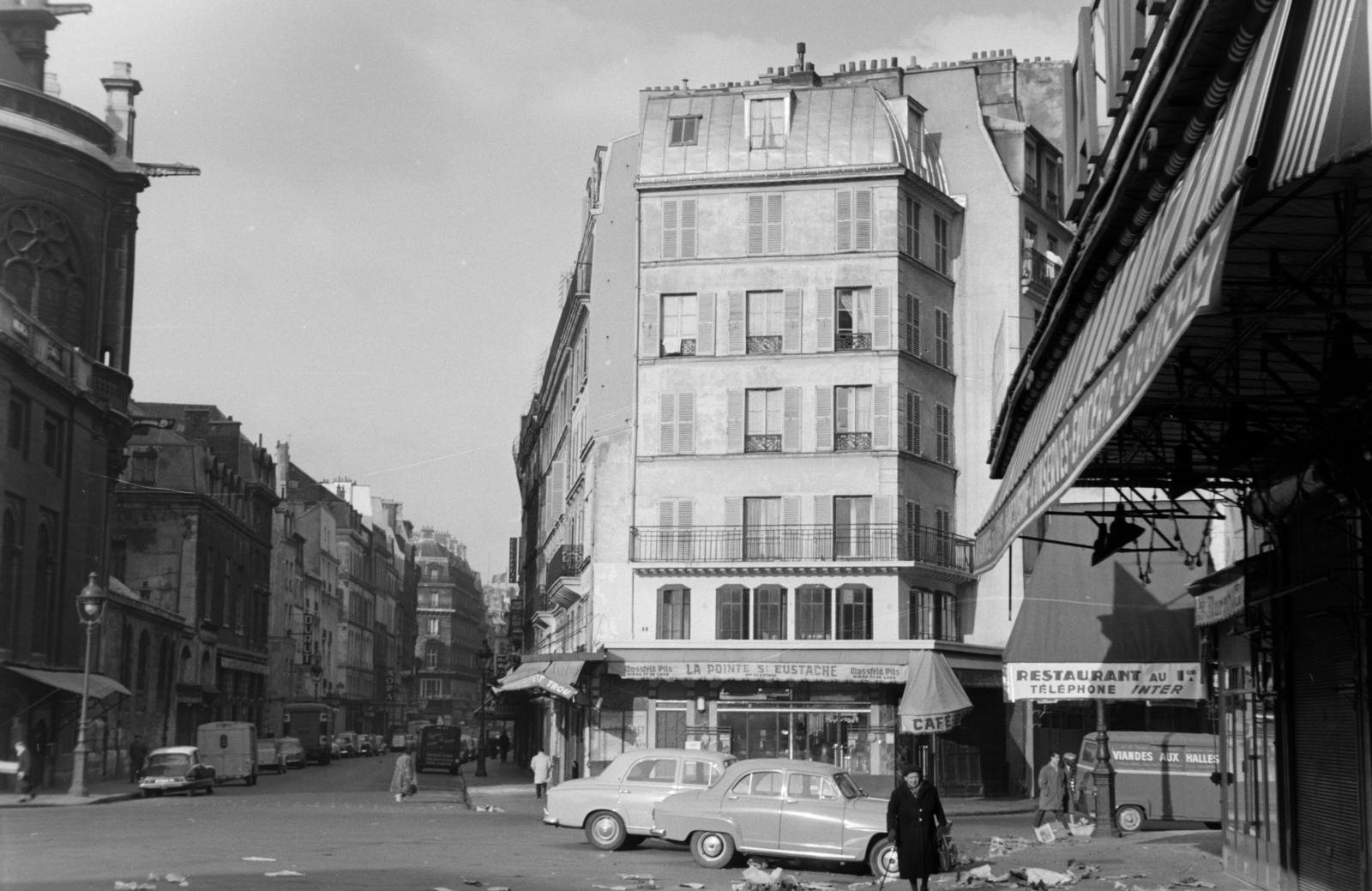 France, Paris, Rue Rambuteau, szemben balra a Rue Montmartre, jobbra a Rue Montorgueil torkolata. A kép bal szélén a Szent Eustachius-templom (Église Saint-Eustache)., 1960, Szalay János, Fortepan #301008
