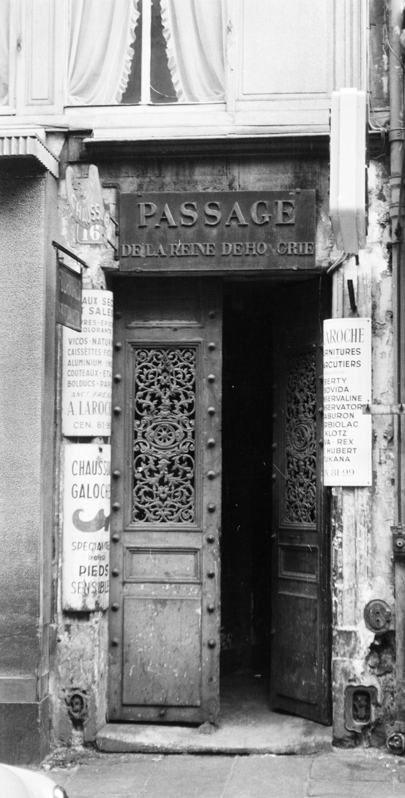 France, Paris, Rue Montmartre 16., Passage de la Reine-de-Hongrie., 1960, Szalay János, french sign, gate, Fortepan #301009