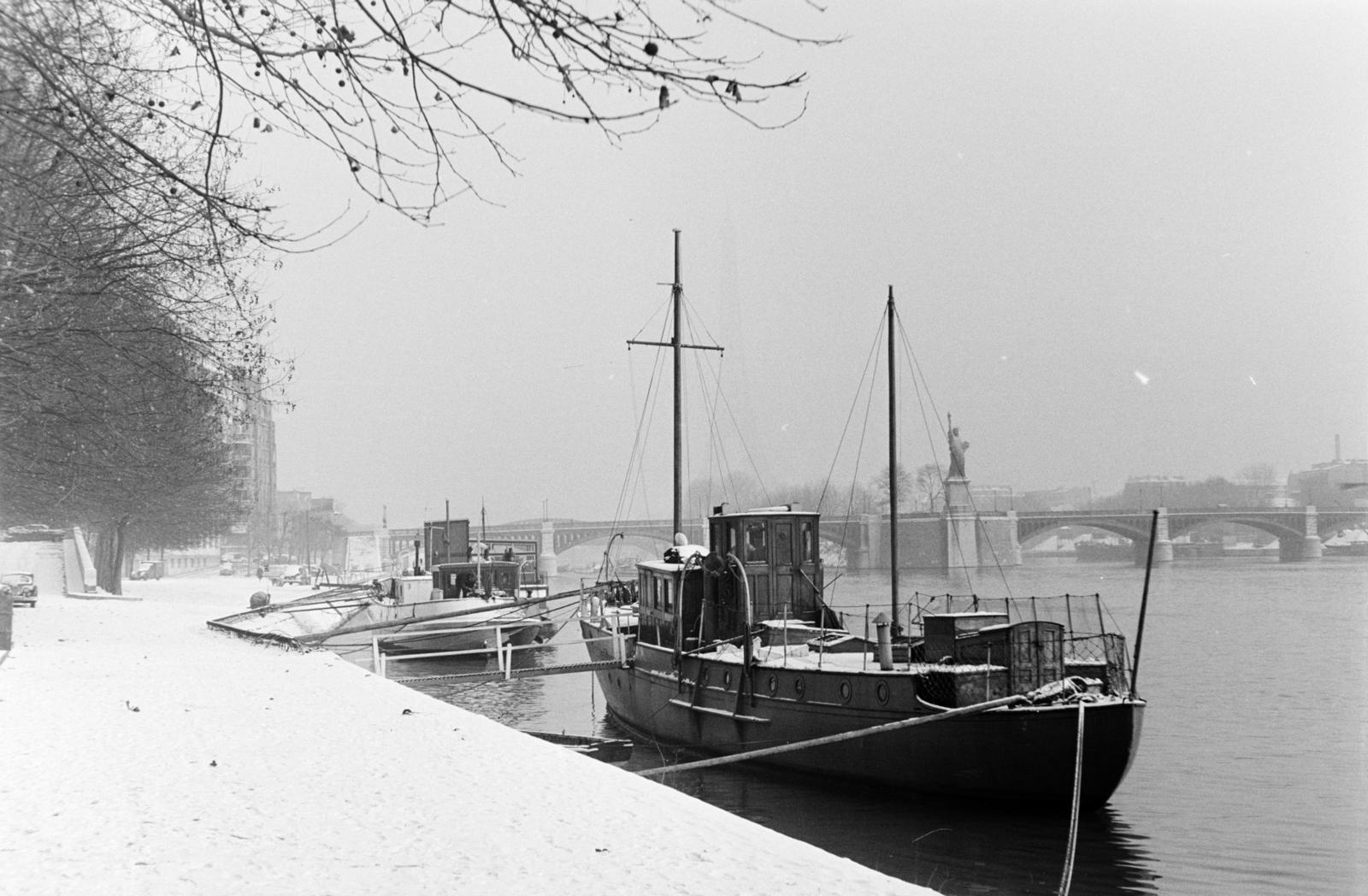 Franciaország, Párizs, Voie Georges-Pompidou (ekkor „voie sur berge Rive Droite” / „jobb parti út”). Jobbra a háttérben a Pont de Grenelle és előtte a New York-i Szabadság-szobor 11,5 méter magas másolata a Szajna Île aux Cygnes mesterséges szigetének déli csúcsán., 1960, Szalay János, Fortepan #301017