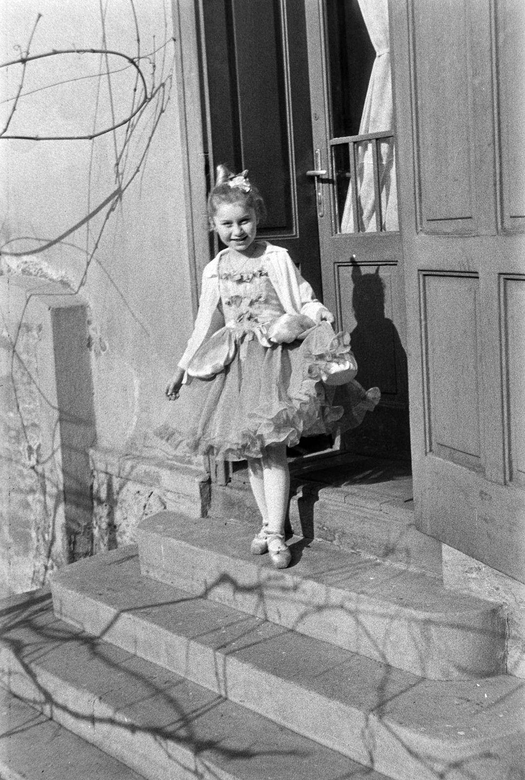 1954, Németh Tamás, girl, stairs, ribbon, ballet shoes, poverty, Fortepan #30103