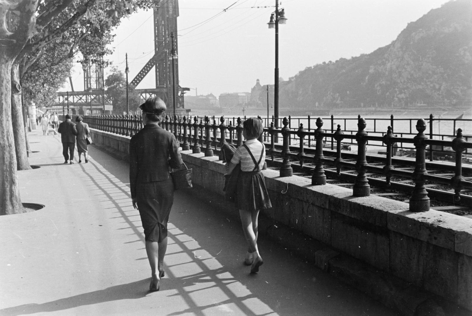 Hungary, Budapest V., Dunakorzó, háttérben a lerombolt Erzsébet híd pesti hídfője, a Duna túlpartján a Gellért-hegy., 1961, Szalay János, Budapest, Fortepan #301086