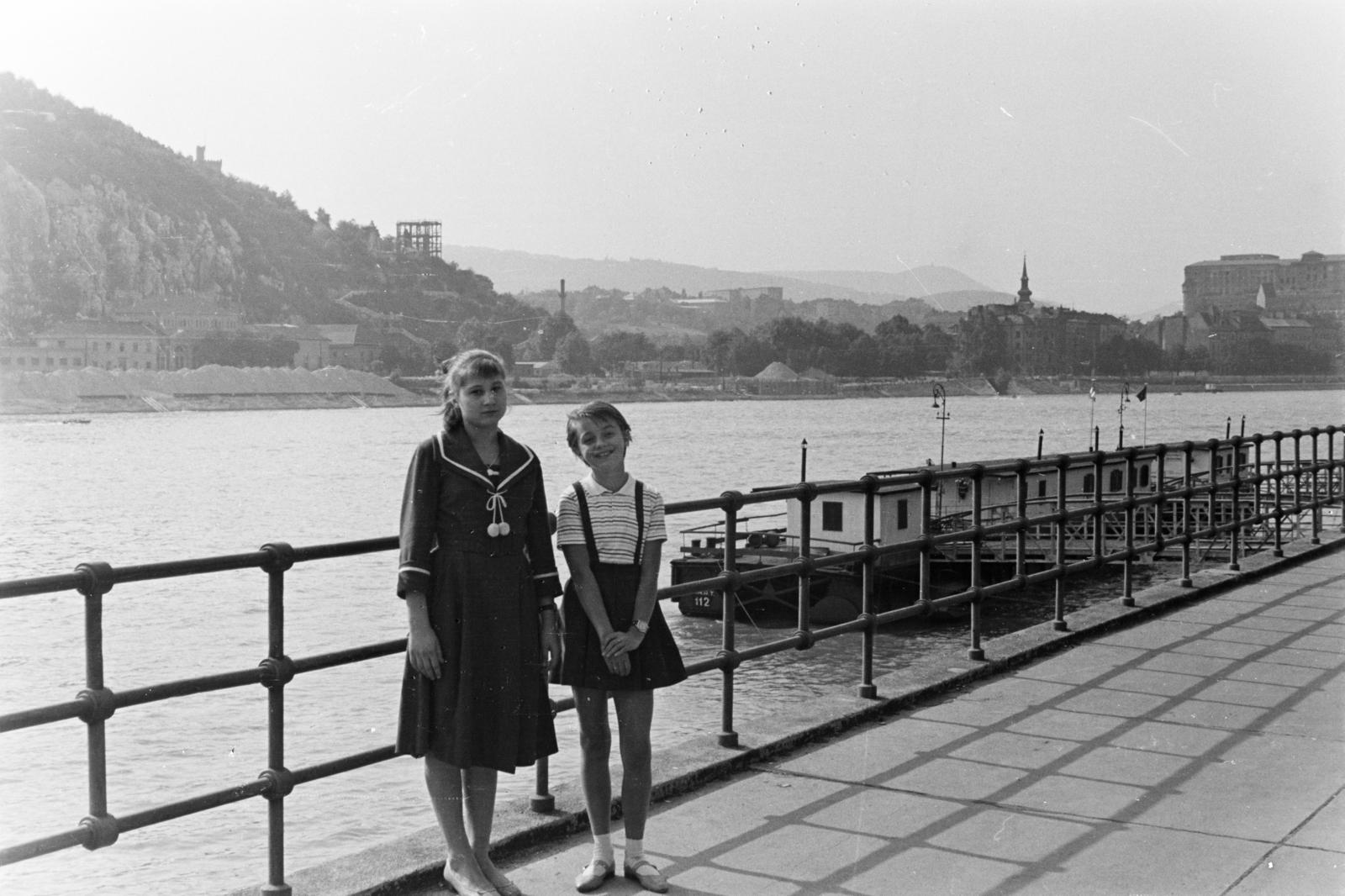 Hungary, Budapest V., Belgrád rakpart, a felvétel a MAHART nemzetközi hajóállomásán készült, háttérben a Gellért-hegy., 1961, Szalay János, Budapest, Fortepan #301087