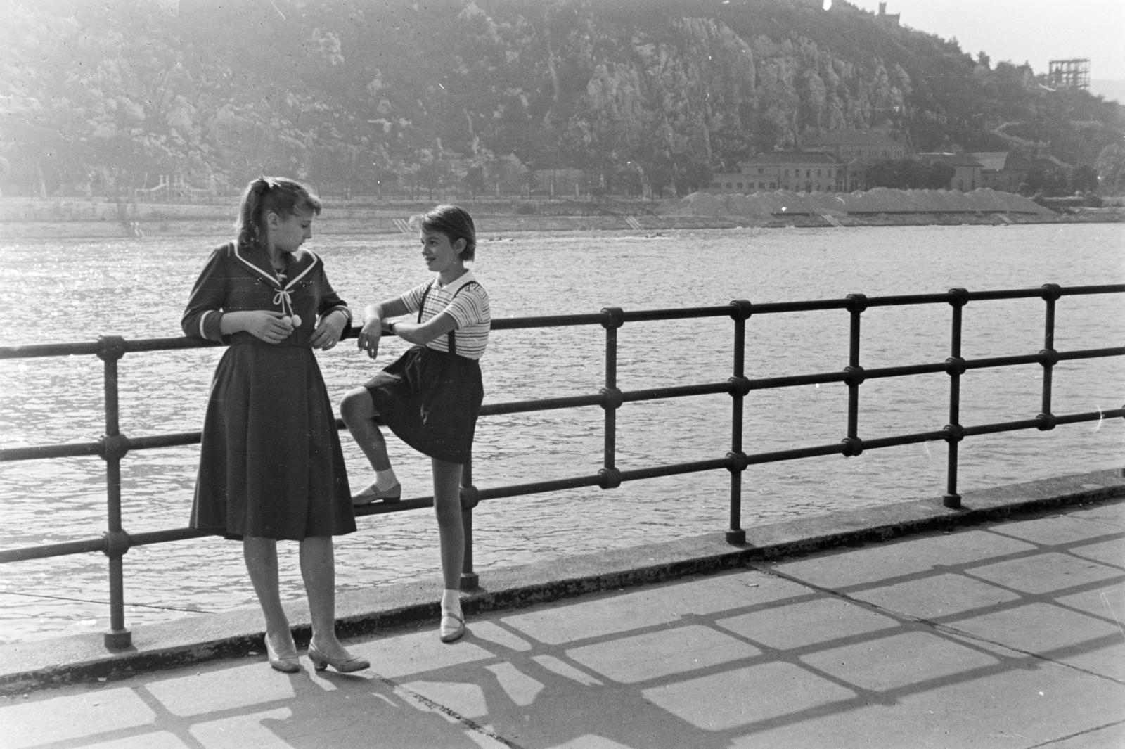 Hungary, Budapest V., Belgrád rakpart, a felvétel a MAHART nemzetközi hajóállomásán készült, háttérben a Gellért-hegy., 1961, Szalay János, Budapest, Fortepan #301088