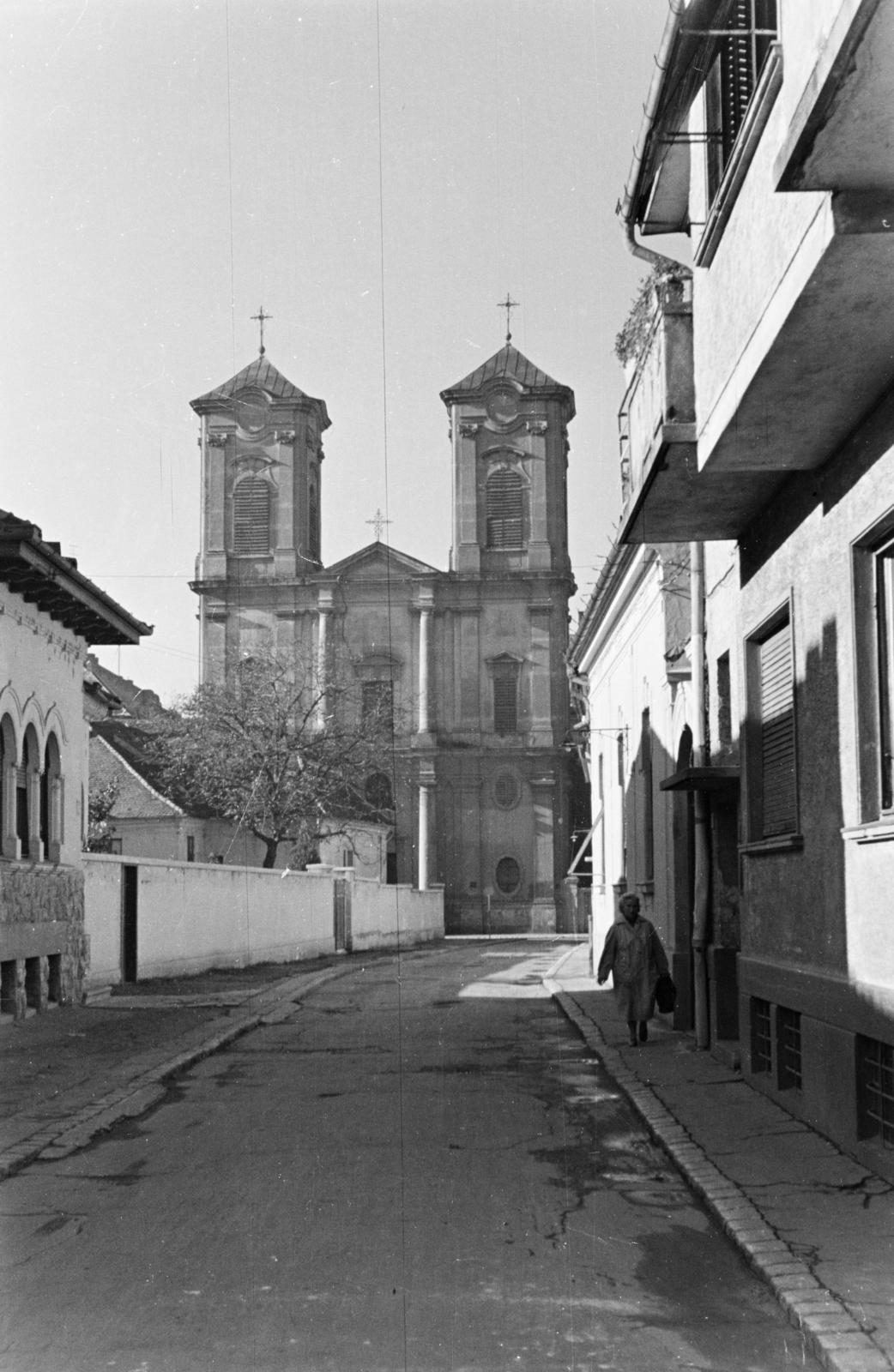 Romania,Transylvania, Oradea, Nyomda utca (Strada Deltei), szemben az Úri utca (Strada Episcop Roman Ciorogariu) és ott a Fájdalmas Szűz premontrei, egykori pálos templom (Biserica Mânăștirii Premonstratense Maica Îndurerată)., 1961, Szalay János, Fortepan #301092