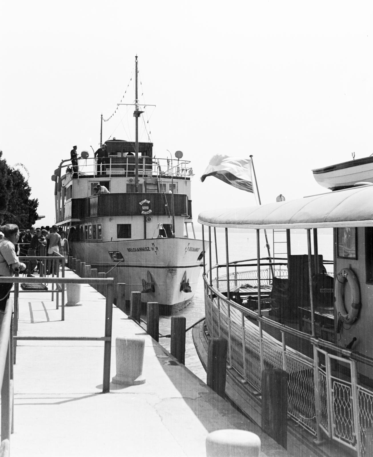 Magyarország,Balaton, Tihany, kikötő, előtérben a Csobánc, mögötte a Beloiannisz személyhajó., 1962, Szalay János, Fortepan #301116
