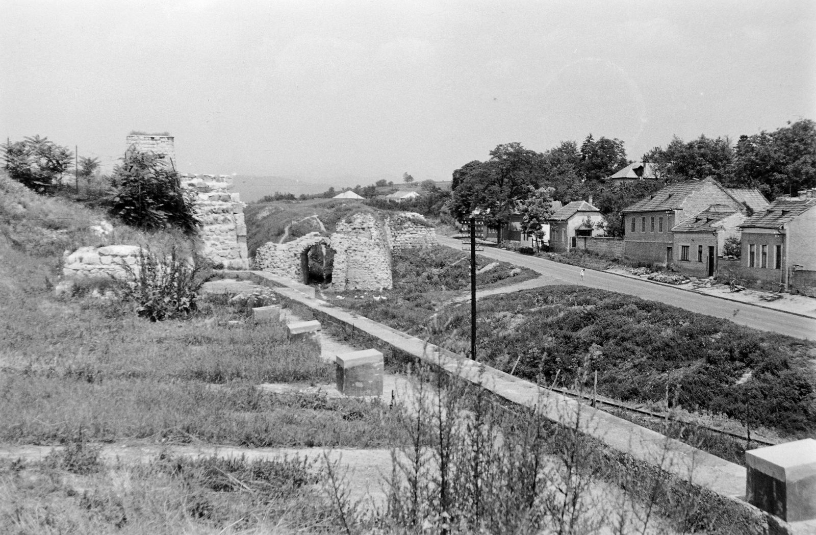 Hungary, Eger, a vasúttal kettévágott vár a Zárkándy bástyánál., 1965, Németh Tamás, railway, Fortepan #30112