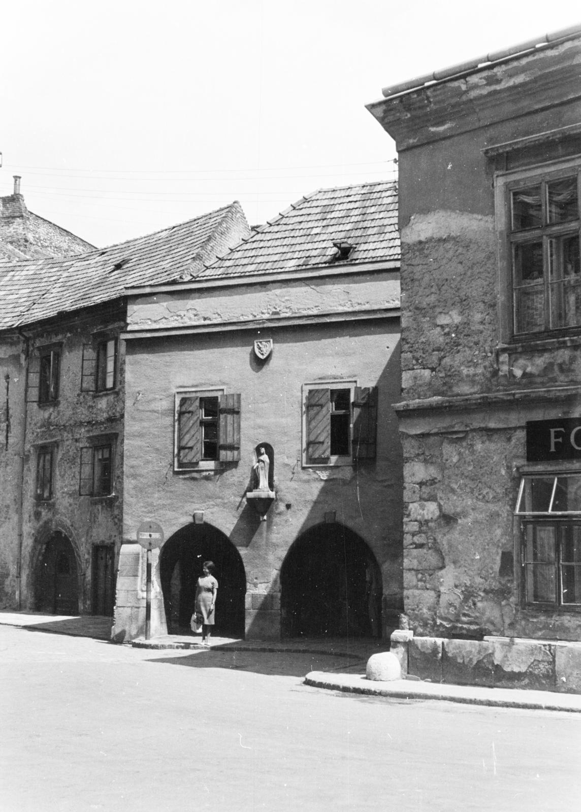 Magyarország, Sopron, Kolostor utca, szemben a 15-ös számú ház., 1962, Szalay János, boltív, ablaktábla, szoborfülke, Fortepan #301120