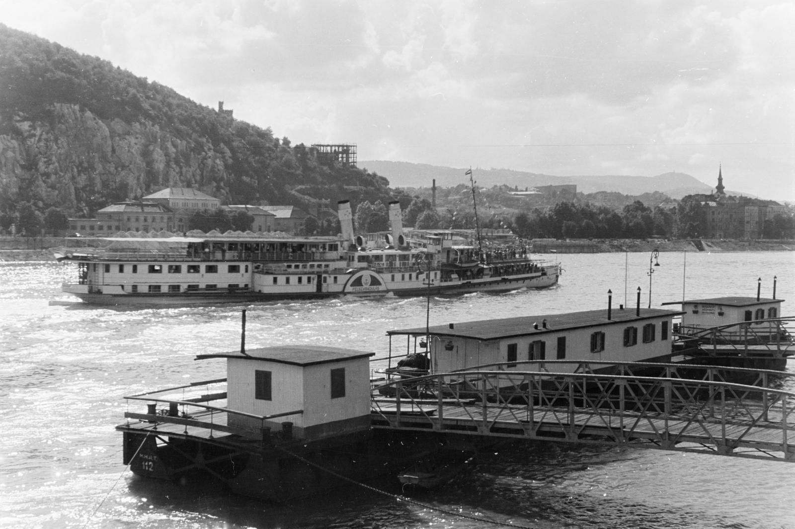 Hungary, Budapest V.,Budapest I., a MAHART nemzetközi hajóállomása a Belgrád rakpartnál, a Dunán a Felszabadulás oldalkerekes gőzhajó. A túlparton a Rudas fürdő és a Gellért-hegy., 1962, Szalay János, Budapest, Fortepan #301124