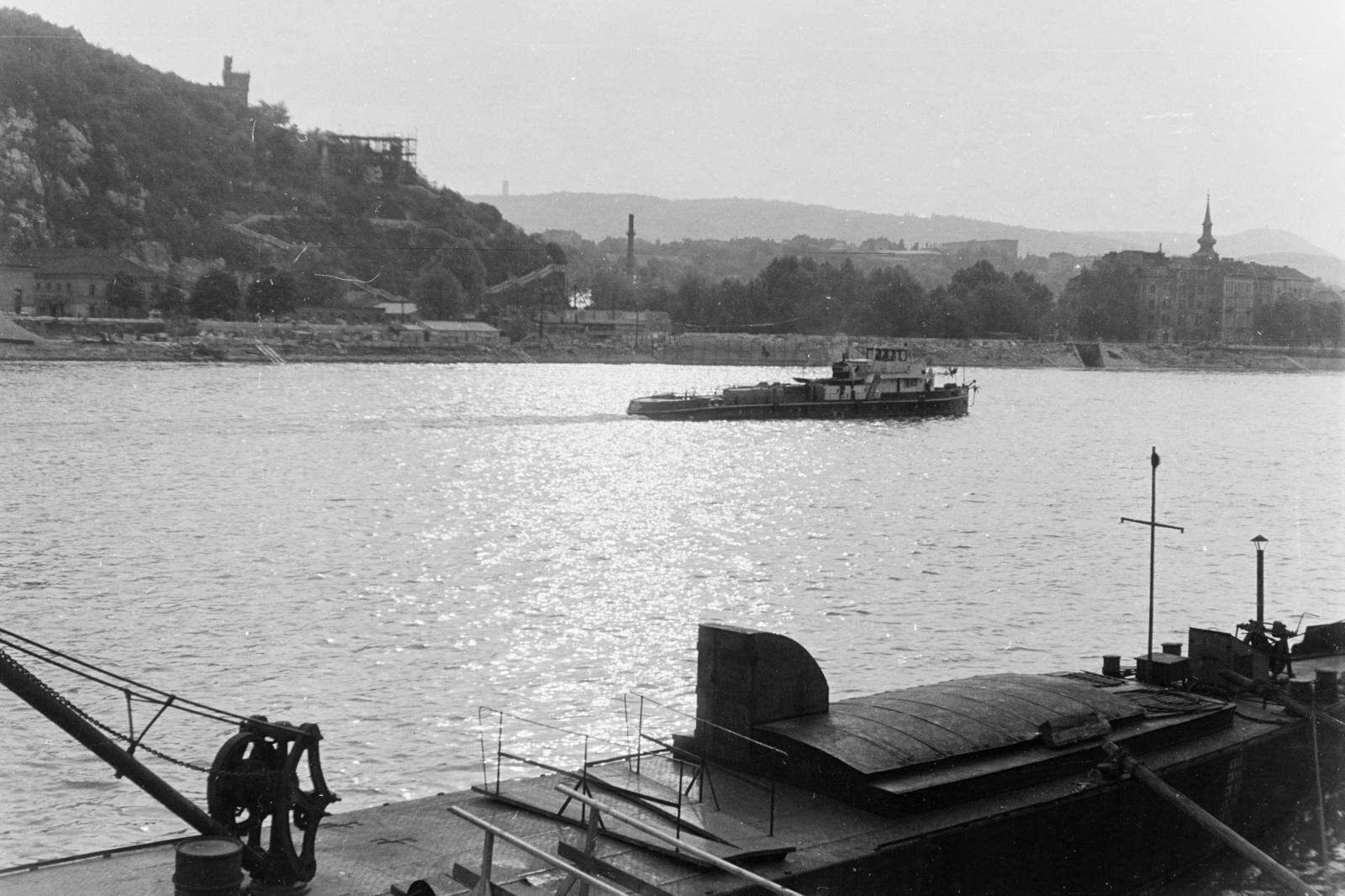 Hungary, Budapest V.,Budapest I., uszály a pesti Duna-parton a MAHART nemzetközi hajóállomásánál, a túlparton balra a Rudas fürdő és a Gellért-hegy., 1962, Szalay János, Budapest, Fortepan #301125