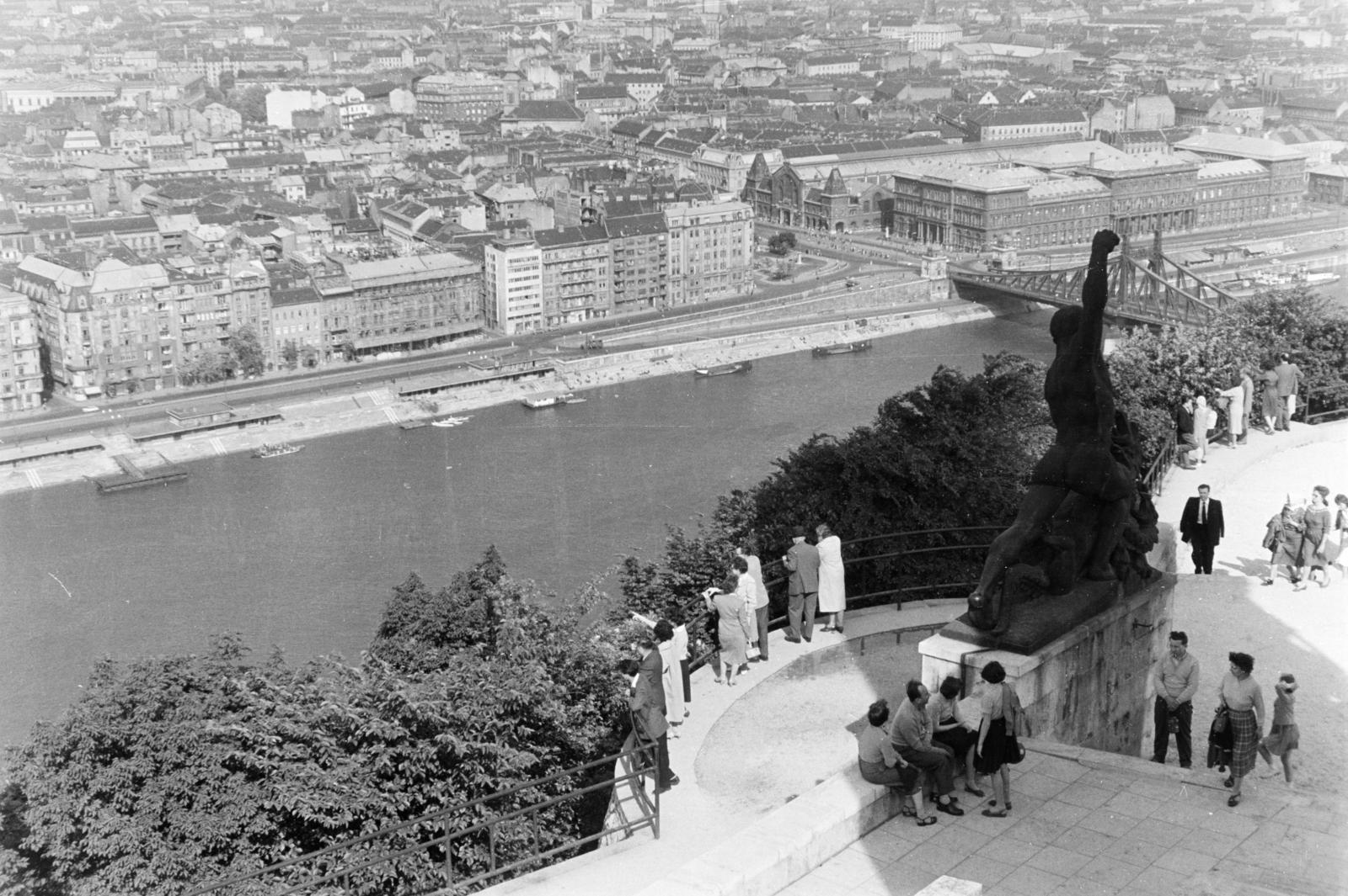 Magyarország, Gellérthegy, Budapest XI., kilátás a Citadelláról a Szabadság híd és a Fővám (Dimitrov) tér felé. Előtérben a Felszabadulási Emlékmű (Kisfaludi Strobl Zsigmond) "Sárkányölő" mellékalakja., 1962, Szalay János, Budapest, Fortepan #301127