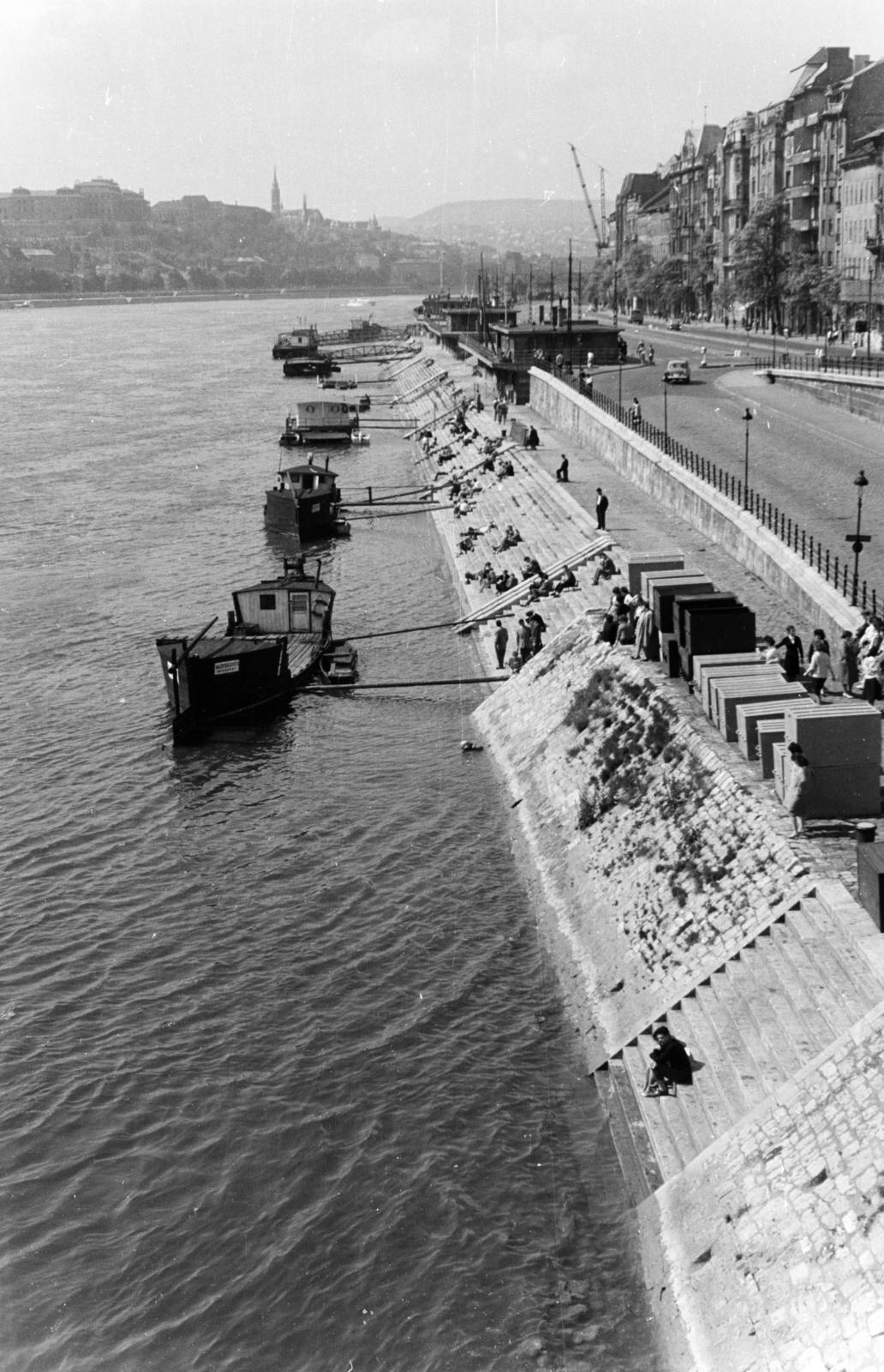 Magyarország, Budapest V., kilátás a Szabadság híd pesti hídfőjéről pesti alsó rakpart felé. Szemben a távolban a budai Vár. Előtérben haltároló bárkák a Dunán., 1961, Szalay János, Budapest, Fortepan #301129