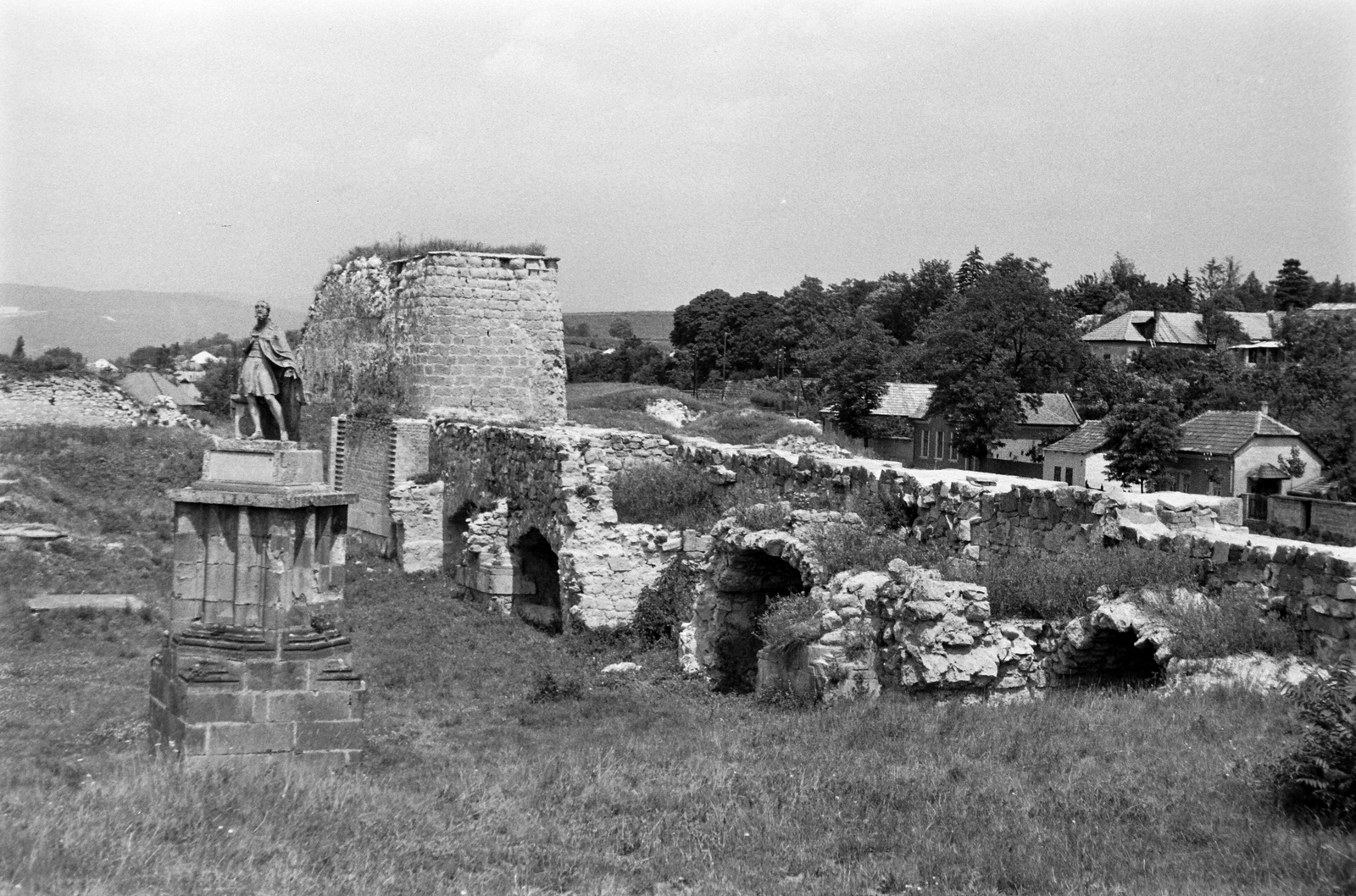 Hungary, Eger, Árpád-kori székesegyház maradványai a várban. A székesegyház szentélypillérén Szent István szobra 1815-ből., 1965, Németh Tamás, sculpture, Saint Stephen I-portrayal, Fortepan #30114