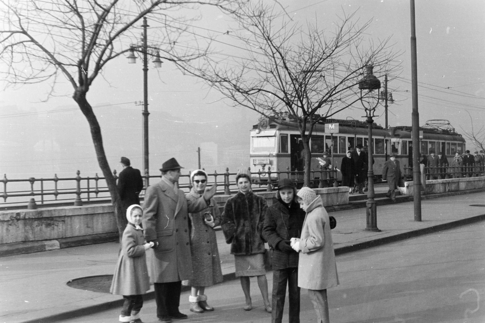 Hungary, Budapest V., Dunakorzó, a felvétel Vigadó téri villamosmegállónál készült., 1961, Szalay János, Budapest, Fortepan #301144
