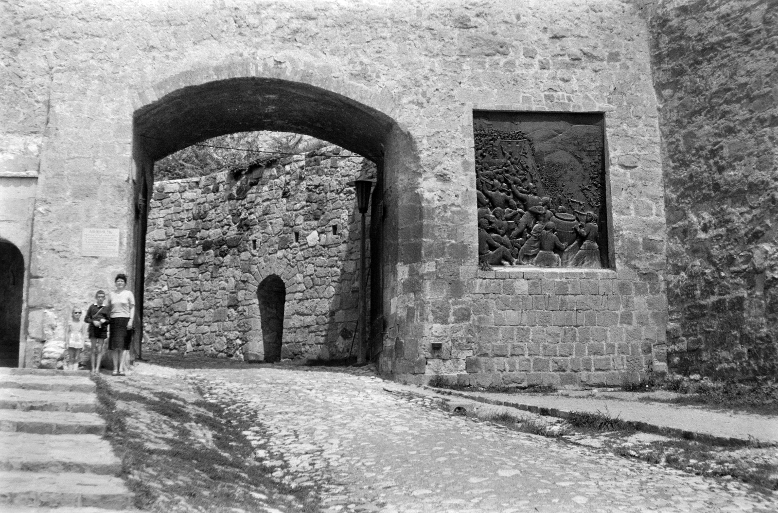 Hungary, Eger, Várkapu. A falon az "Eger vár védői" című dombormű., 1965, Németh Tamás, Fortepan #30115