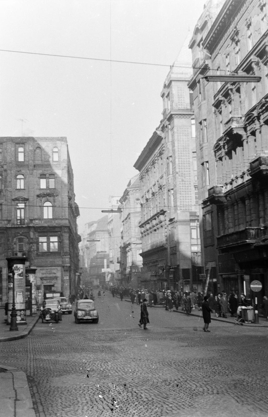 Hungary, Budapest V., Váci utca, balra a Piarista köz és távolabb a Piarista (Pesti Barnabás) utca torkolatánál álló ház látható., 1961, Szalay János, Budapest, Fortepan #301155