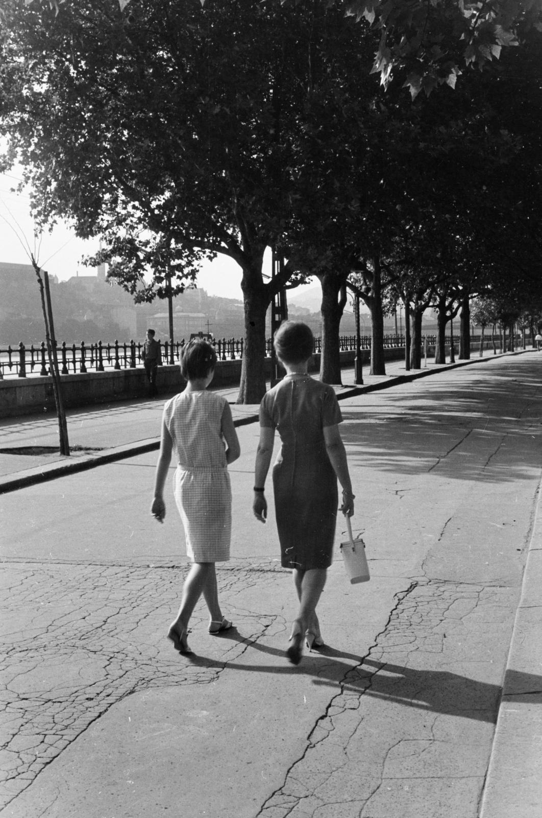 Hungary, Budapest V., Dunakorzó, háttérben a Széchenyi Lánchíd., 1961, Szalay János, Budapest, Fortepan #301158