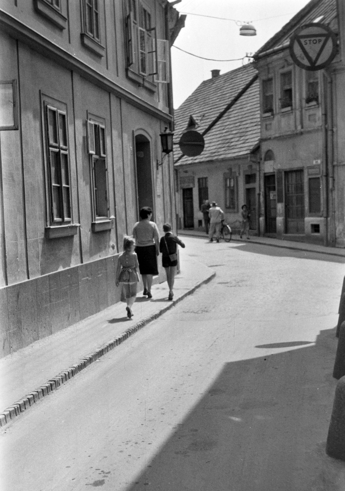 Hungary, Eger, Dobó István utca, jobbra a kis Dobó térhez jutnánk el., 1965, Németh Tamás, Fortepan #30116
