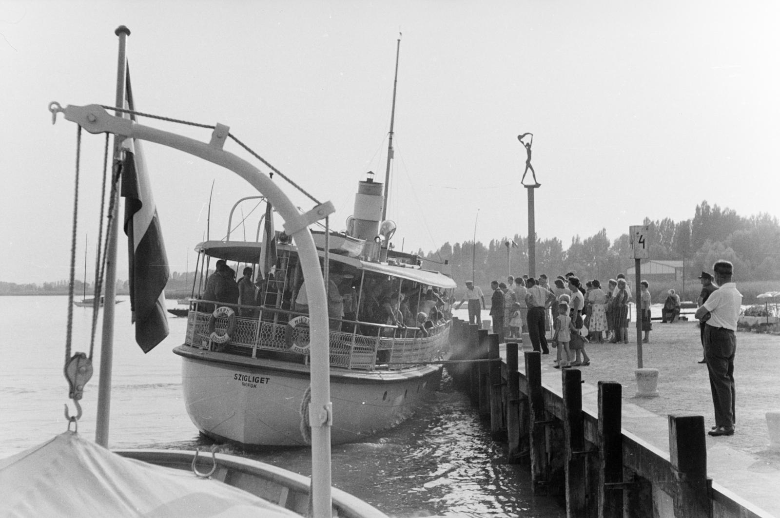 Hungary, Balatonfüred, hajóállomás, háttérben a Balatoni szél szobor (Borsos Miklós)., 1961, Szalay János, Fortepan #301172