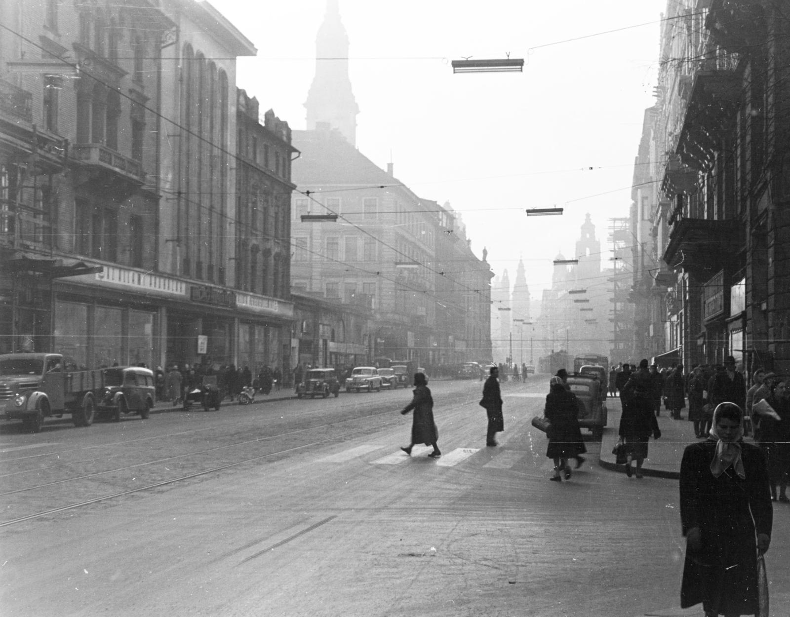 Hungary, Budapest V., Kossuth Lajos utca, jobbra a Semmelweis utca sarok, a távolban a Ferenciek tere (Felszabadulás tér)., 1961, Szalay János, crosswalk, Budapest, Fortepan #301174