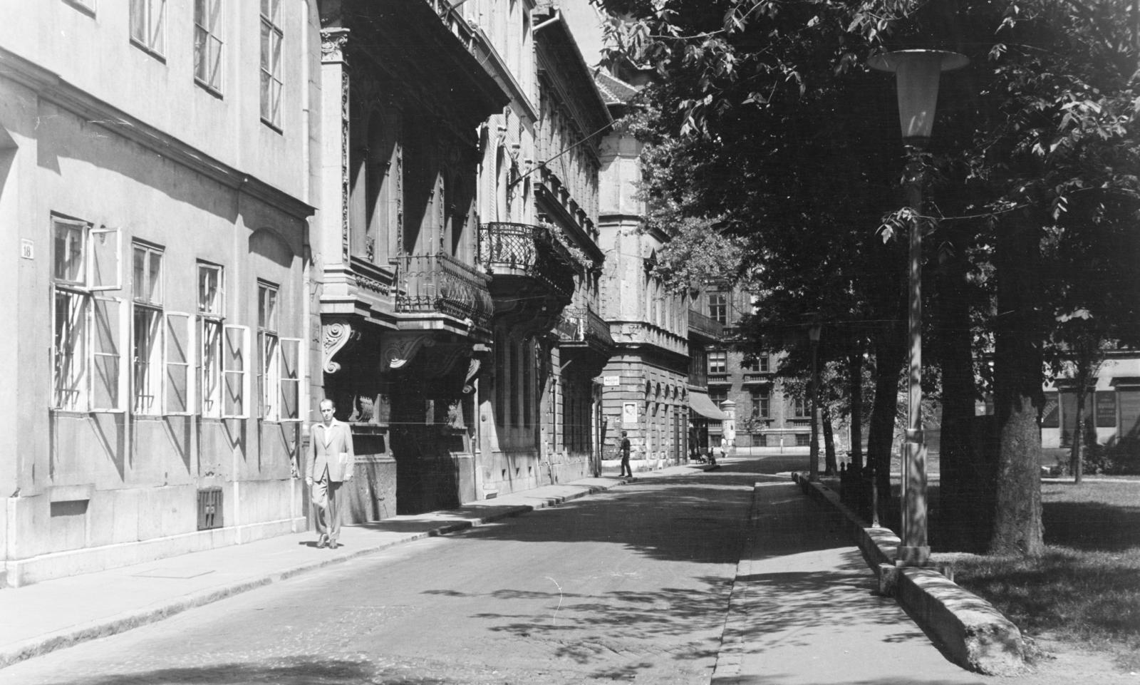 Magyarország, Budapest V., Ferenczy István utca, jobbra a Károlyi kert, a Magyar utca kereszteződése után az ELTE Múzeum körúti épületének részlete látható., 1962, Szalay János, Budapest, Fortepan #301186