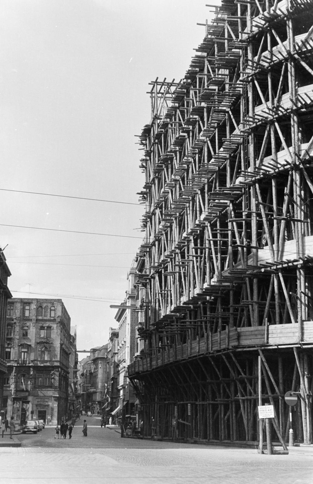 Magyarország, Budapest V., Váci utca, szemben balra a Piarista (Pesti Barnabás) utca sarkán álló épület, jobbra a felállványozott ház a Kígyó utca sarkán áll., 1962, Szalay János, állvány, Budapest, Fortepan #301188