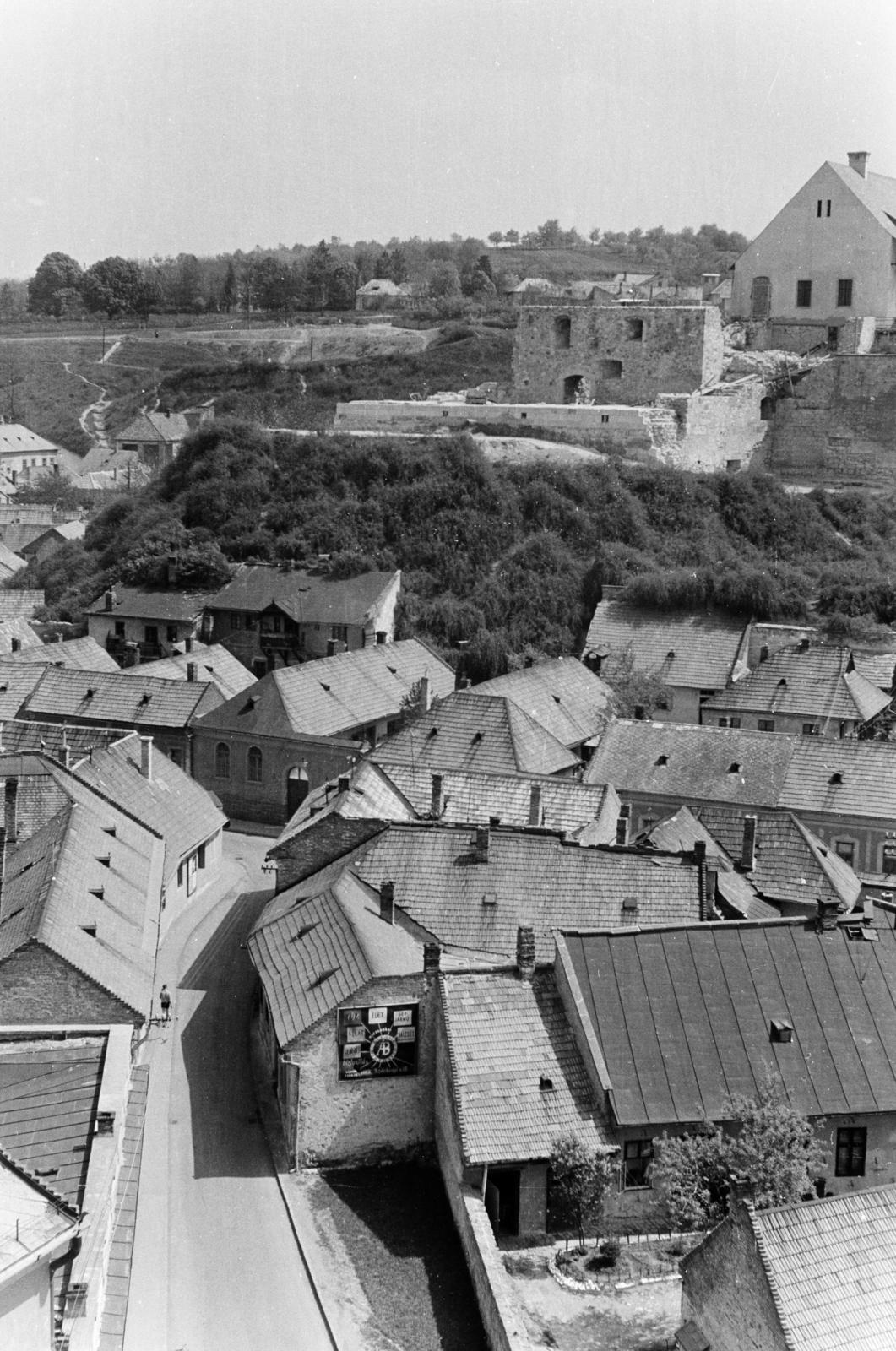 Hungary, Eger, kilátás a Minaretből a vár felé. előtérben a Torony utca, rá merőleges a Servita utca., 1962, Szalay János, Fortepan #301190