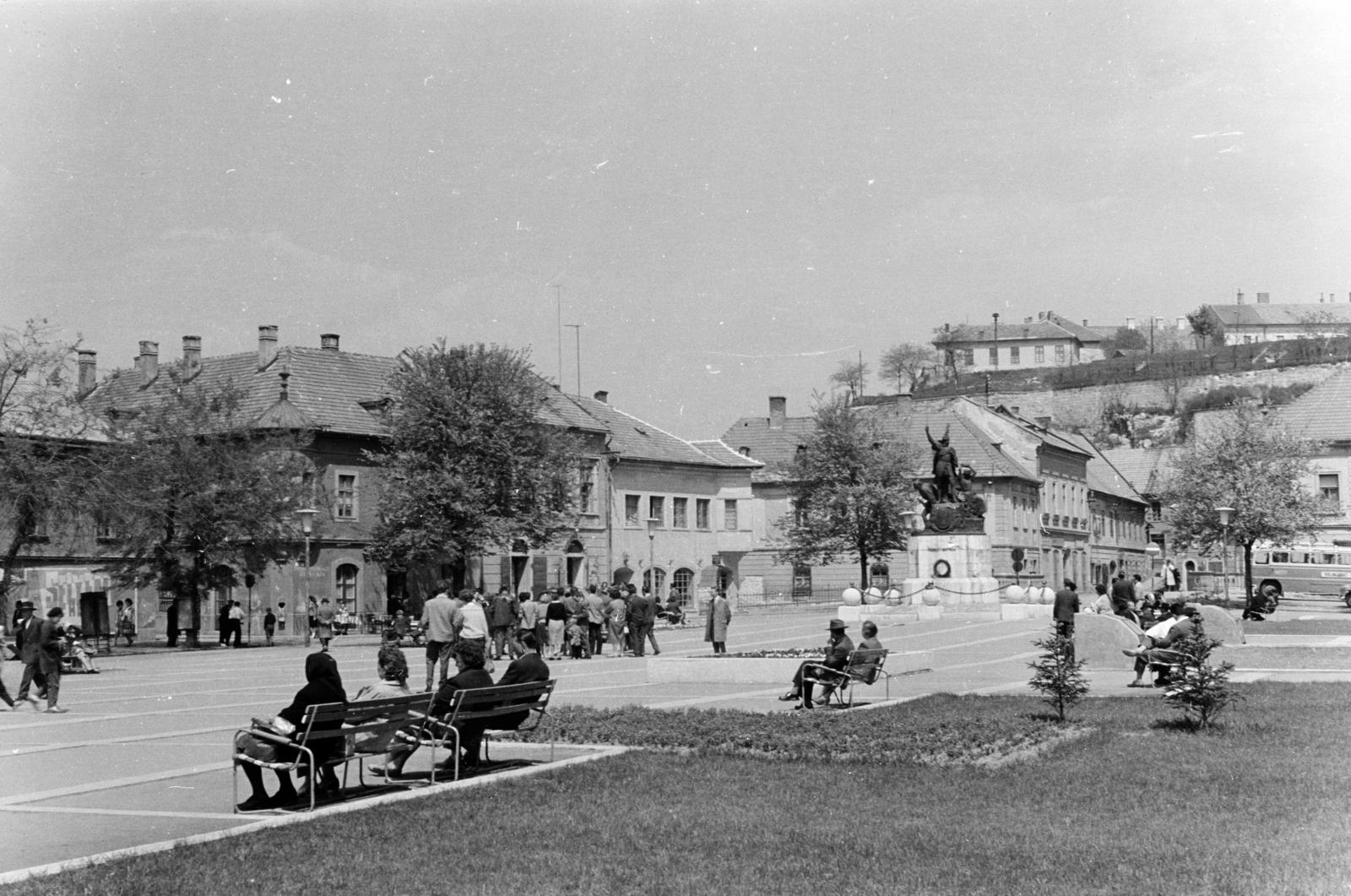 Magyarország, Eger, Dobó István tér, jobbra Dobó István szobra (Stróbl Alajos, 1907.)., 1962, Szalay János, Fortepan #301193