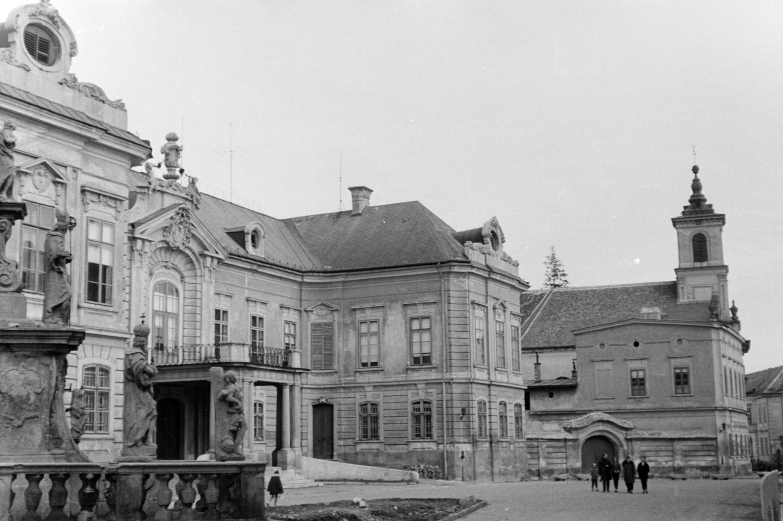 Magyarország, Veszprém, Vár, Szentháromság tér, a Szentháromság-szobor talapzata mögött az Érseki Palota, jobbra a Piarista templom., 1963, Szalay János, Fortepan #301204