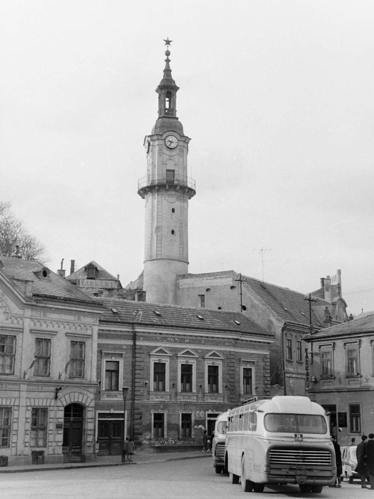 Magyarország, Veszprém, Óváros (Vöröshadsereg) tér, Tűztorony., 1963, Szalay János, rendszám, Ikarus 55, templomtorony, Fortepan #301205