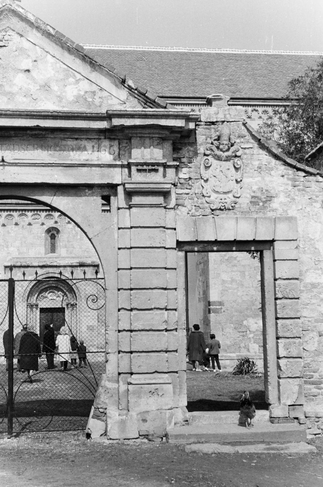 Hungary, Ják, Templom tér, a templomkert kapuja., 1963, Szalay János, Fortepan #301208