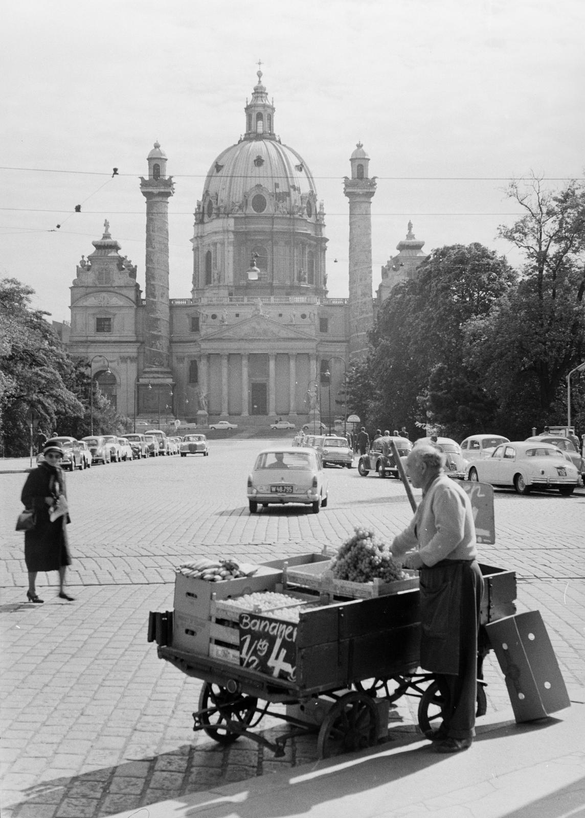 Ausztria, Bécs, Karlsplatz, Karlskirche (Károly templom)., 1964, Szalay János, Fortepan #301213