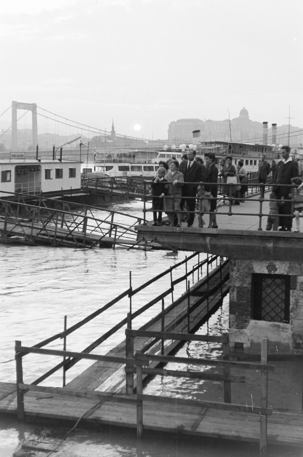 Magyarország, Budapest V., Belgrád rakpart, a MAHART nemzetközi hajóállomása, háttérben az Erzsébet híd és a budai Vár., 1964, Szalay János, Budapest, Fortepan #301222