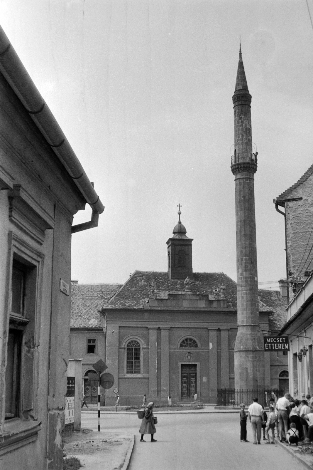 Magyarország, Eger, Minaret a Torony utcából nézve, háttérben a Szent Sebestyén vértanú templom (volt Irgalmasok temploma)., 1965, Németh Tamás, katolikus, mecset, Fortepan #30123