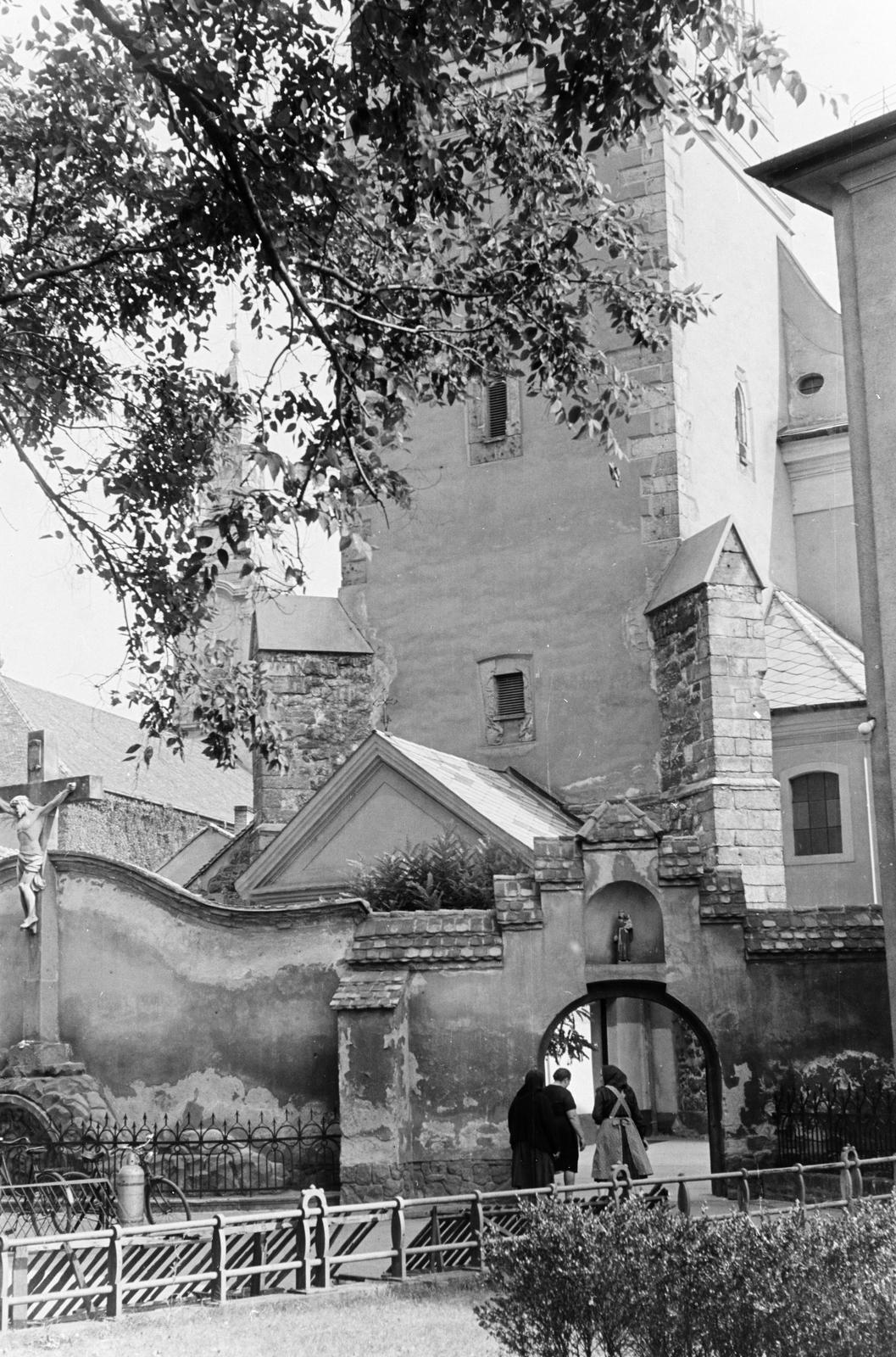 Magyarország, Kecskemét, Lestár tér, kőkereszt a Szent Miklós-templom / Barátok temploma előtt., 1967, Szalay János, kereszt_jelkép, Fortepan #301236