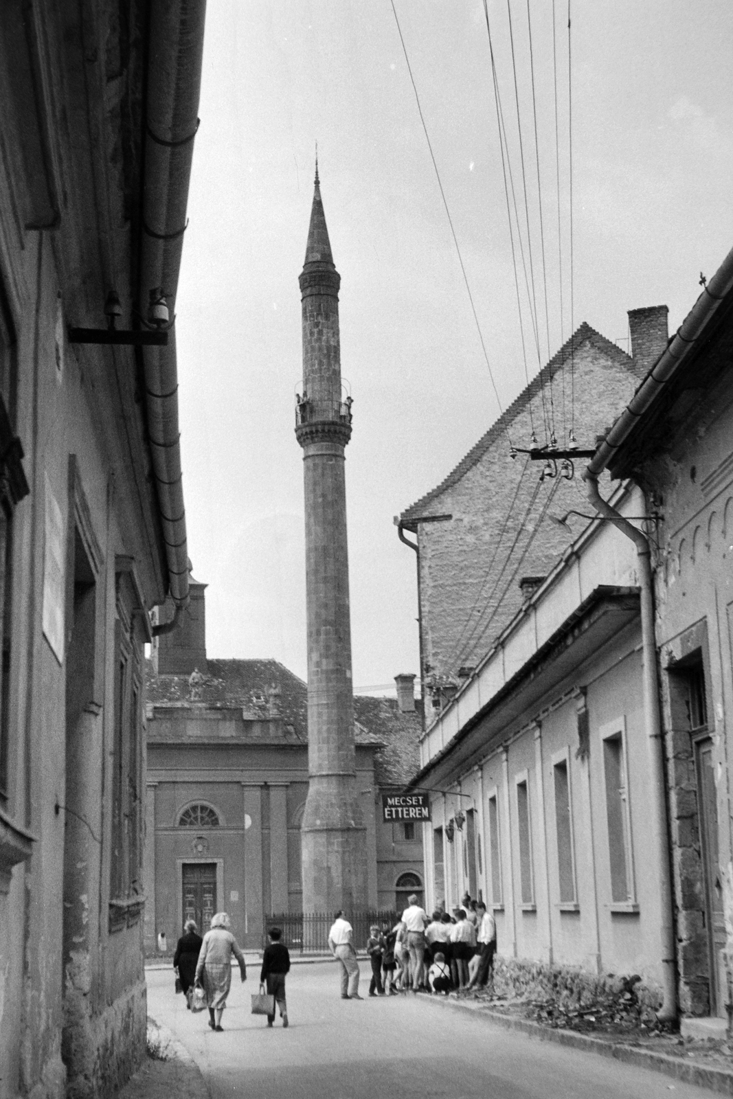 Hungary, Eger, Minaret a Torony utcából nézve, háttérben a Szent Sebestyén vértanú templom (volt Irgalmasok temploma)., 1965, Németh Tamás, Catholic Church, mosque, Fortepan #30124